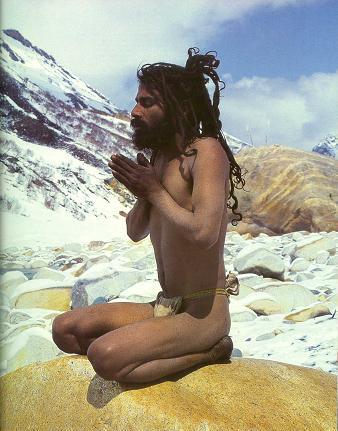 现代瑜伽苦行僧，在喜马拉雅山展示了不受寒冷和饥饿的影响